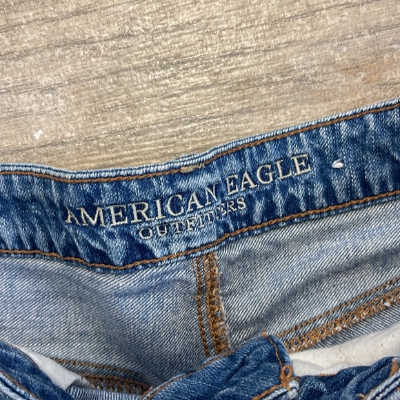 American Eagle Tomgirl Shortie Distressed Floral Embroidered Jean Shorts 4 (big) - Picture 9 of 11